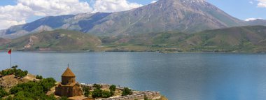 Van Gölü 'ndeki Akdamar Adası. Kutsal Haç Ermeni Katedrali - Akdamar - Ahtamara - Türkiye