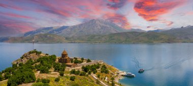Van Gölü 'ndeki Akdamar Adası. Kutsal Haç Ermeni Katedrali - Akdamar - Ahtamara - Türkiye