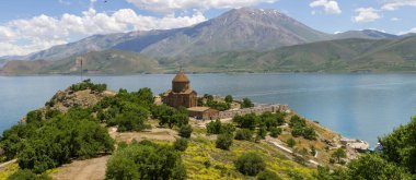 Van Gölü 'ndeki Akdamar Adası. Kutsal Haç Ermeni Katedrali - Akdamar - Ahtamara - Türkiye