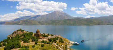 Van Gölü 'ndeki Akdamar Adası. Kutsal Haç Ermeni Katedrali - Akdamar - Ahtamara - Türkiye