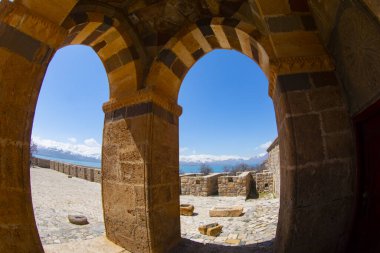 Van Gölü 'ndeki Akdamar Adası. Kutsal Haç Ermeni Katedrali - Akdamar - Ahtamara - Türkiye