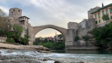 Mostar ve Bosna-Hersek 'in tekneleri Mostar' daki Eski Köprü 'nün altında