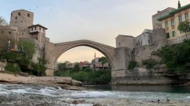 Mostar ve Bosna-Hersek 'in tekneleri Mostar' daki Eski Köprü 'nün altında