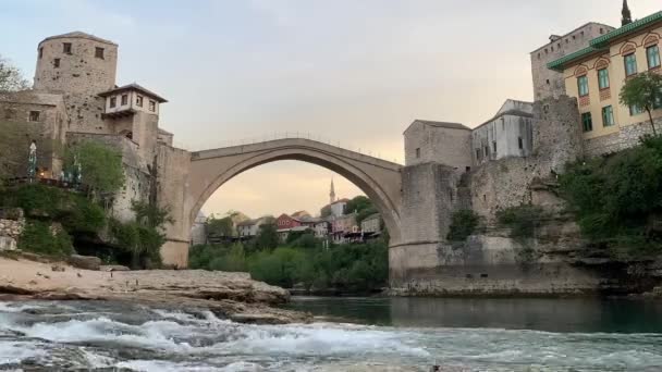 Mostar Bosna Hersek Tekneleri Mostar Daki Eski Köprü Nün Altında — Stok video