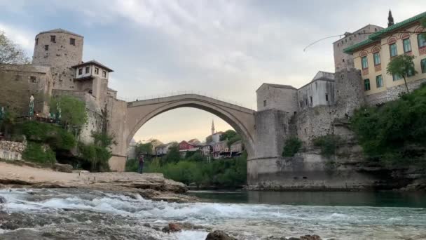 モスタル ボスニア ヘルツェゴビナのオールドブリッジの下でボート — ストック動画