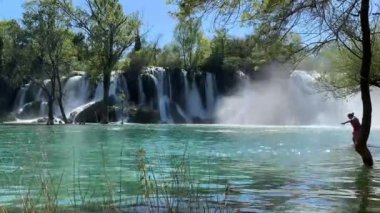 Bosna-Hersek 'in Kravice kentinde Kravica Şelalesi' ni yakından gören bir grup turist küçük bir teknede.