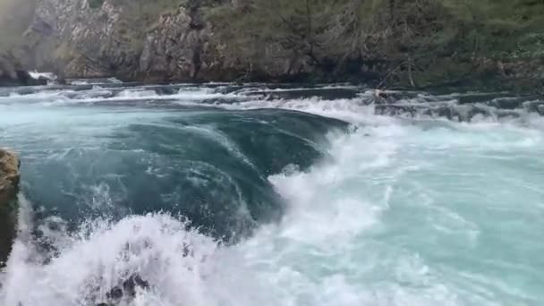 Sekelompok Wisatawan Sebuah Perahu Kecil Saat Melihat Air Terjun Kravica — Stok Video