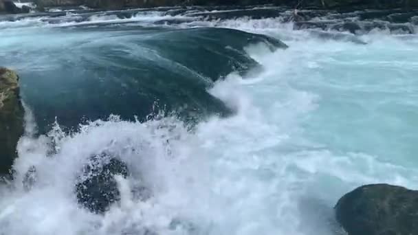 Grupo Turistas Pequeño Barco Durante Turismo Cercano Cascada Kravica Kravice — Vídeos de Stock