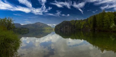 Popüler Alpsee Gölü 'nün güzel panoramik manzarası