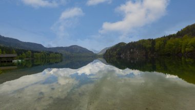 Popüler Alpsee Gölü 'nün güzel panoramik manzarası