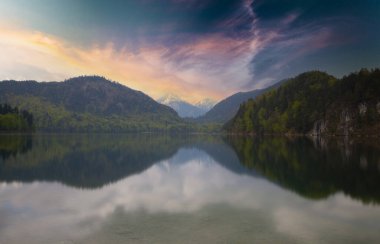 Popüler Alpsee Gölü 'nün güzel panoramik manzarası