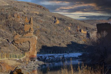 Tarihsel Ani Harabeleri, kültürlerin buluşma noktası ve kültürlerin sembolü..