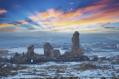 Kars 'taki Ani Harabeleri UNESCO Dünya Mirasları listesinde yer alıyor. Seljukluların eviydi. Kiliseler, camiler ve evler içeriyor. Duvarlarda o döneme ait çizimler var..