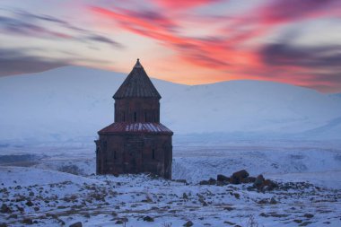 Kars 'taki Ani Harabeleri UNESCO Dünya Mirasları listesinde yer alıyor. Seljukluların eviydi. Kiliseler, camiler ve evler içeriyor. Duvarlarda o döneme ait çizimler var..