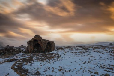 Kars 'taki Ani Harabeleri UNESCO Dünya Mirasları listesinde yer alıyor. Seljukluların eviydi. Kiliseler, camiler ve evler içeriyor. Duvarlarda o döneme ait çizimler var..