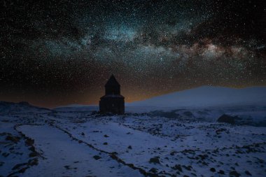 Kars 'taki Ani Harabeleri UNESCO Dünya Mirasları listesinde yer alıyor. Seljukluların eviydi. Kiliseler, camiler ve evler içeriyor. Duvarlarda o döneme ait çizimler var..