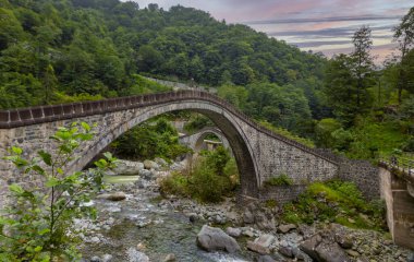 Arhavi / Artvin Türkiye 'de çift kemer köprüsü (cifte kemer kopru)