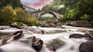 Arhavi / Artvin Türkiye 'de çift kemer köprüsü (cifte kemer kopru)