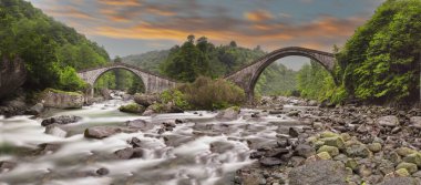 Arhavi / Artvin Türkiye 'de çift kemer köprüsü (cifte kemer kopru)