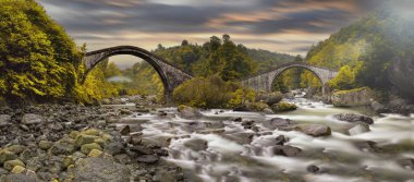 Arhavi / Artvin Türkiye 'de çift kemer köprüsü (cifte kemer kopru)