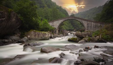 Arhavi / Artvin Türkiye 'de çift kemer köprüsü (cifte kemer kopru)