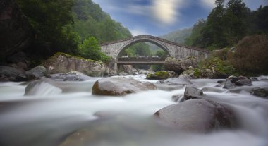 Arhavi / Artvin Türkiye 'de çift kemer köprüsü (cifte kemer kopru)