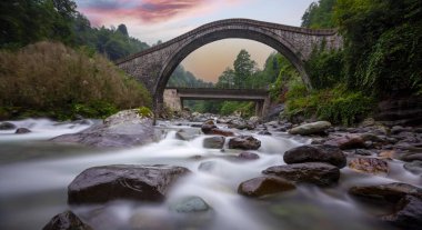Arhavi / Artvin Türkiye 'de çift kemer köprüsü (cifte kemer kopru)
