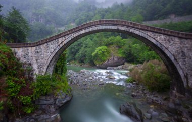 Arhavi / Artvin Türkiye 'de çift kemer köprüsü (cifte kemer kopru)