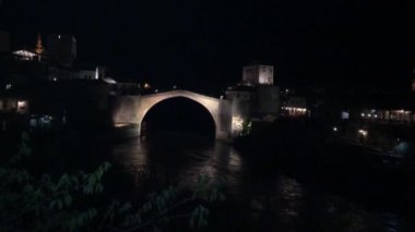 Bosna-Hersek 'in Mostar kentindeki Stari Most veya Eski Köprü olarak da bilinen tarihi Mostar Köprüsü