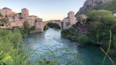 Bosna-Hersek 'in Mostar kentindeki Stari Most veya Eski Köprü olarak da bilinen tarihi Mostar Köprüsü