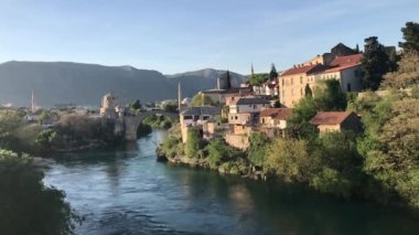 Bosna-Hersek 'in Mostar kentindeki Stari Most veya Eski Köprü olarak da bilinen tarihi Mostar Köprüsü