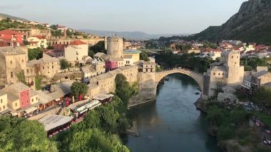 Bosna-Hersek 'in Mostar kentindeki Stari Most veya Eski Köprü olarak da bilinen tarihi Mostar Köprüsü