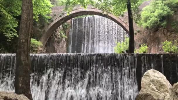 希腊塞萨利Trikala省Palaiokaria两个瀑布之间的一座拱形旧石桥 — 图库视频影像