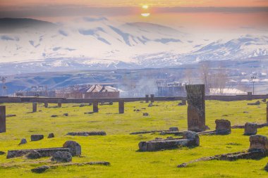 Türkiye 'nin Ahlat kentindeki Selcuk Türklerinin 12. yüzyıldan kalma tarihi mezarlığında antik mezar taşları