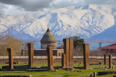 Türkiye 'nin Ahlat kentindeki Selcuk Türklerinin 12. yüzyıldan kalma tarihi mezarlığında antik mezar taşları