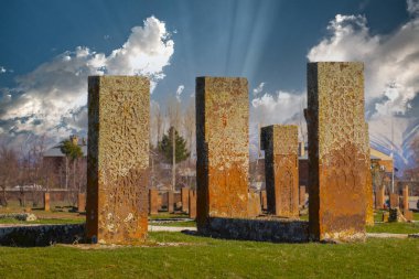 Türkiye 'nin Ahlat kentindeki Selcuk Türklerinin 12. yüzyıldan kalma tarihi mezarlığında antik mezar taşları