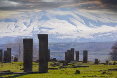 Türkiye 'nin Ahlat kentindeki Selcuk Türklerinin 12. yüzyıldan kalma tarihi mezarlığında antik mezar taşları