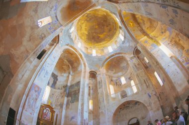 Van Gölü 'ndeki Akdamar Adası. Kutsal Haç Ermeni Katedrali - Akdamar - Ahtamara - Türkiye