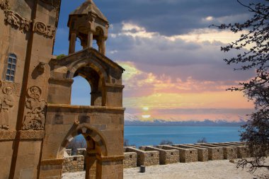 Van Gölü 'ndeki Akdamar Adası. Kutsal Haç Ermeni Katedrali - Akdamar - Ahtamara - Türkiye