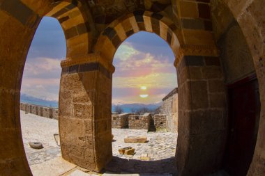 Van Gölü 'ndeki Akdamar Adası. Kutsal Haç Ermeni Katedrali - Akdamar - Ahtamara - Türkiye