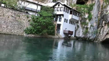 Bosna-Hersek 'in Mostar kenti yakınlarındaki Blagaj köyünde Buna Nehri