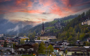 Avusturya 'nın Tyrol ili Paznaun Vadisi' nde yer alan Ischgl kasabası..
