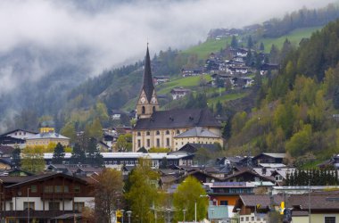 Avusturya 'nın Tyrol ili Paznaun Vadisi' nde yer alan Ischgl kasabası..