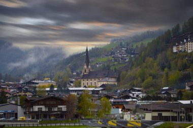 Avusturya 'nın Tyrol ili Paznaun Vadisi' nde yer alan Ischgl kasabası..