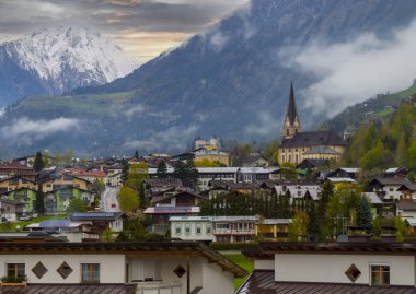 Avusturya 'nın Tyrol ili Paznaun Vadisi' nde yer alan Ischgl kasabası..