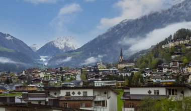 Avusturya 'nın Tyrol ili Paznaun Vadisi' nde yer alan Ischgl kasabası..