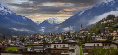 Avusturya 'nın Tyrol ili Paznaun Vadisi' nde yer alan Ischgl kasabası..