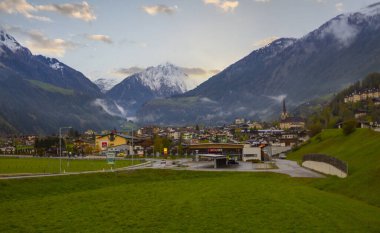 Avusturya 'nın Tyrol ili Paznaun Vadisi' nde yer alan Ischgl kasabası..