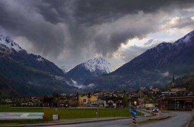 Avusturya 'nın Tyrol ili Paznaun Vadisi' nde yer alan Ischgl kasabası..
