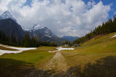 Zugspitze ve Sonnenspitze, Wetterstein Dağları, Alpler, Tyrol, Avusturya, Avrupa ile Seebensee 'ye bakan yürüyüşçü